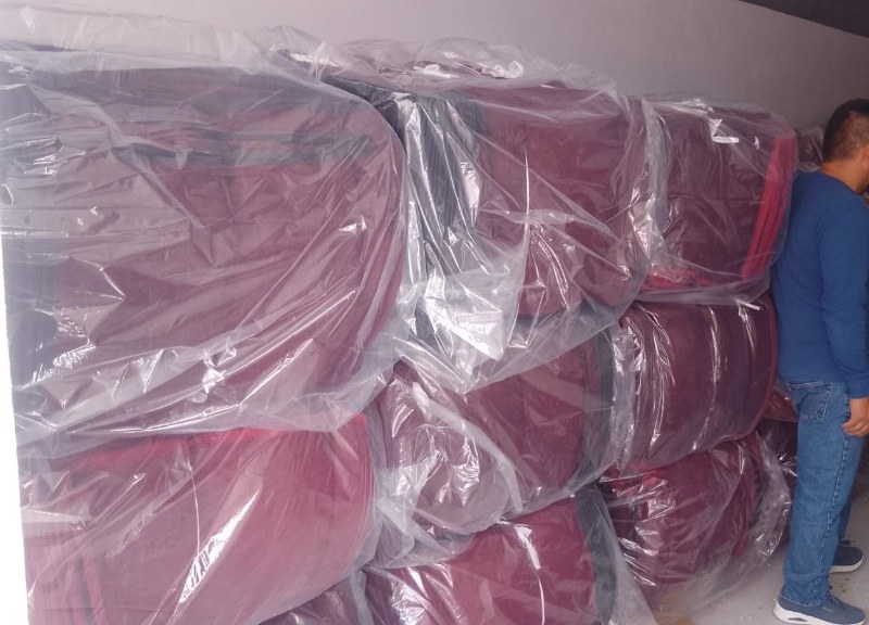 Existencias de cobijas empaquetadas y acomodadas para pedidos por volumen