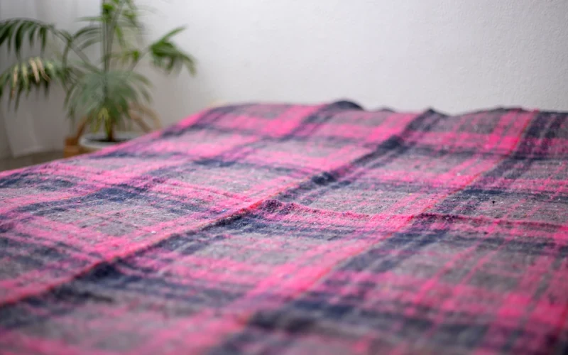 Cobija en tonos rosa y gris, fotografía de los productos